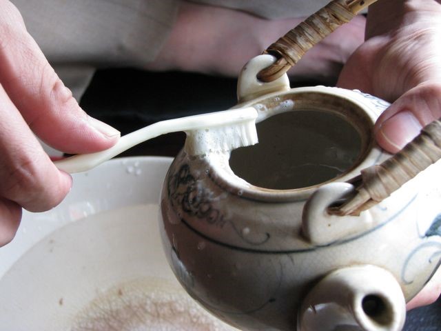Mẹo: Tẩy ố, làm sạch vết ố chè bám trên ấm chén lâu ngày