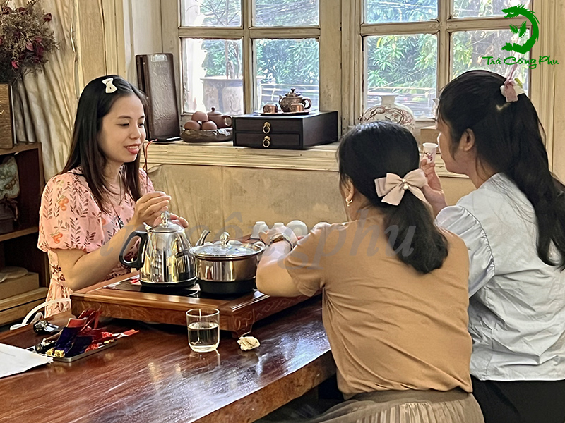 Học Pha Trà Đạo - Sống Chậm Thời Công Nghệ Số
